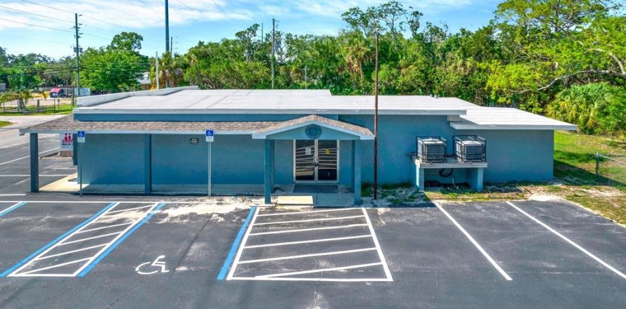 Commercial property in Hudson, Florida 362.32 sq.m. № 1210628