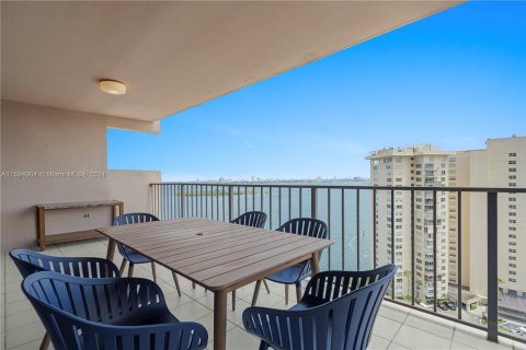 Condo in Miami, Florida, 2 bedrooms  № 1223758 - photo 2