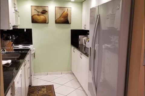 Condo in Miami Beach, Florida, 2 bedrooms  № 1028679 - photo 1