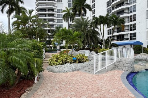 Condo in Aventura, Florida, 2 bedrooms  № 1329961 - photo 15