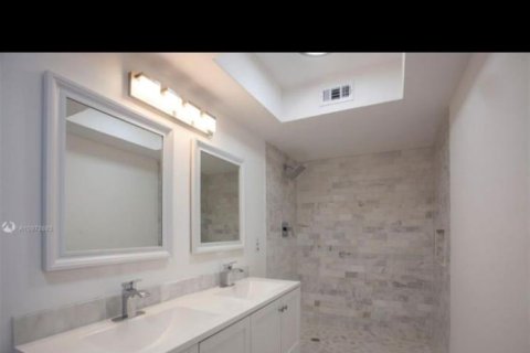 Townhouse in Miami, Florida 2 bedrooms, 192.31 sq.m. № 1045572 - photo 10