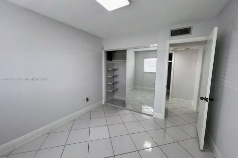 Condo in Miami, Florida, 2 bedrooms  № 1394269 - photo 11