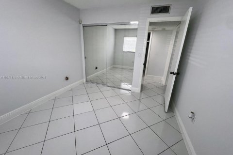 Condo in Miami, Florida, 2 bedrooms  № 1394269 - photo 12