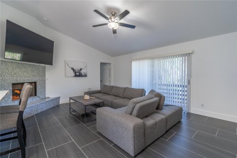 Casa en venta en Naples, Florida, 5 dormitorios, 208.84 m2 № 1394272 - foto 17