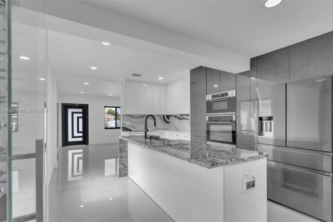 Casa en alquiler en Hialeah, Florida, 3 dormitorios, 209.22 m2 № 1375691 - foto 18