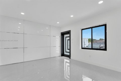 Casa en alquiler en Hialeah, Florida, 3 dormitorios, 209.22 m2 № 1375691 - foto 3