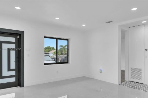 Casa en alquiler en Hialeah, Florida, 3 dormitorios, 209.22 m2 № 1375691 - foto 30