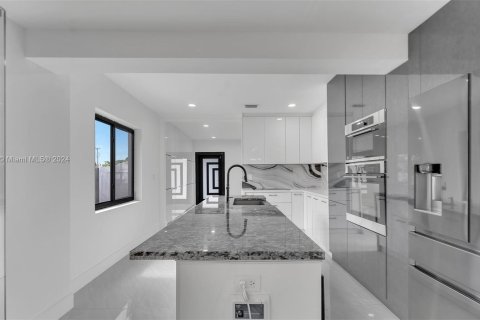 Casa en alquiler en Hialeah, Florida, 3 dormitorios, 209.22 m2 № 1375691 - foto 16