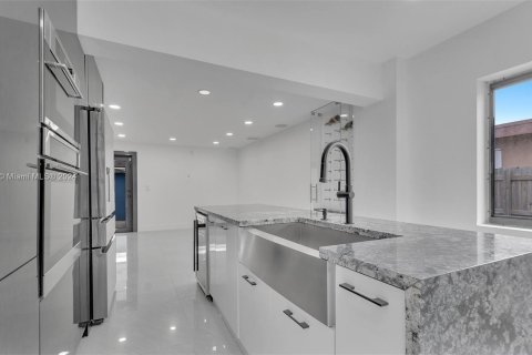 Casa en alquiler en Hialeah, Florida, 3 dormitorios, 209.22 m2 № 1375691 - foto 14