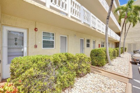 Condo in Dania Beach, Florida, 2 bedrooms  № 1331586 - photo 28