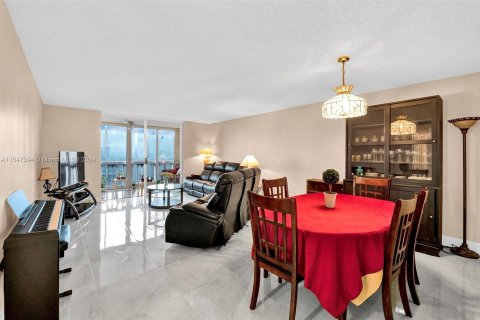 Condominio en venta en Hallandale Beach, Florida, 2 dormitorios, 101.45 m2 № 1056783 - foto 18