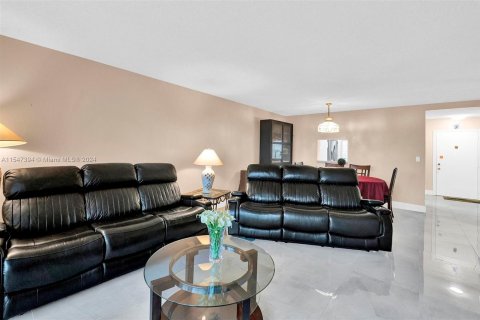 Condominio en venta en Hallandale Beach, Florida, 2 dormitorios, 101.45 m2 № 1056783 - foto 19