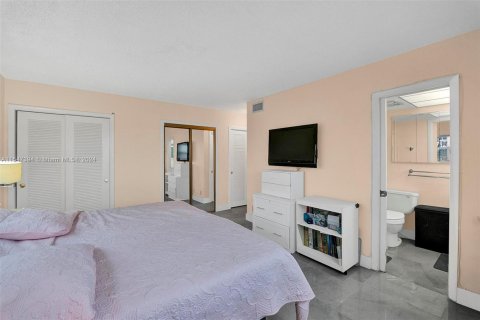 Condominio en venta en Hallandale Beach, Florida, 2 dormitorios, 101.45 m2 № 1056783 - foto 8