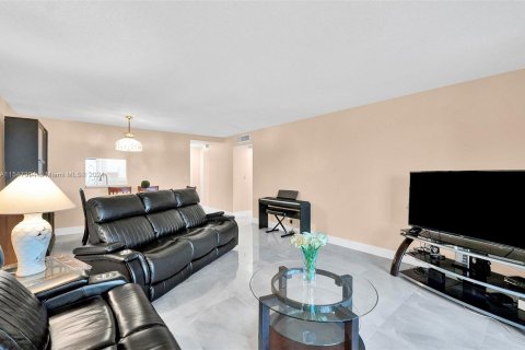 Condominio en venta en Hallandale Beach, Florida, 2 dormitorios, 101.45 m2 № 1056783 - foto 20