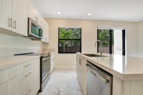 Townhouse in Miami Lakes, Florida 3 bedrooms, 137.12 sq.m. № 1056829 - photo 11