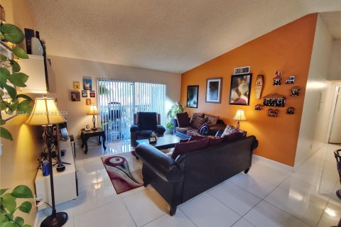 Condominio en venta en Tamarac, Florida, 4 dormitorios, 128.3 m2 № 1331898 - foto 2