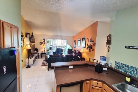 Condo in Tamarac, Florida, 4 bedrooms  № 1331898 - photo 4