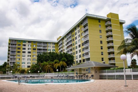 Condo in Hollywood, Florida, 4 bedrooms  № 1331724 - photo 1