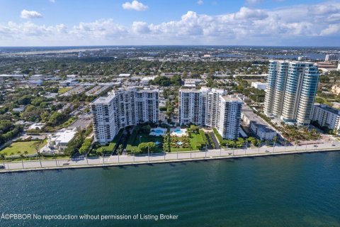 Condo in West Palm Beach, Florida, 1 bedroom  № 1045472 - photo 2