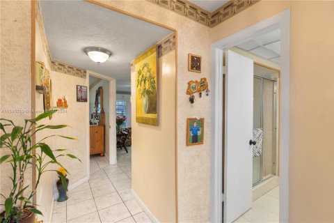 Condo in Tamarac, Florida, 2 bedrooms  № 1017591 - photo 4