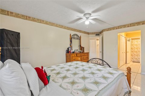 Condo in Tamarac, Florida, 2 bedrooms  № 1017591 - photo 17