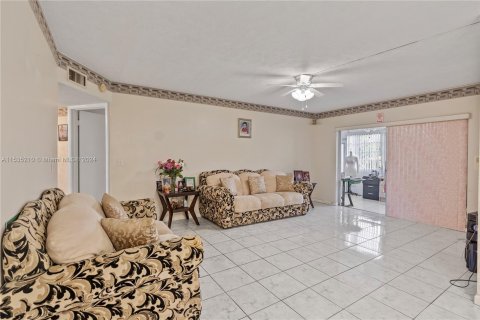 Condo in Tamarac, Florida, 2 bedrooms  № 1017591 - photo 7