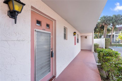 Condo in Tamarac, Florida, 2 bedrooms  № 1017591 - photo 2