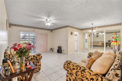 Condo in Tamarac, Florida, 2 bedrooms  № 1017591 - photo 8