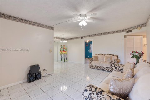 Condo in Tamarac, Florida, 2 bedrooms  № 1017591 - photo 6