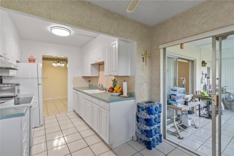 Condo in Tamarac, Florida, 2 bedrooms  № 1017591 - photo 13