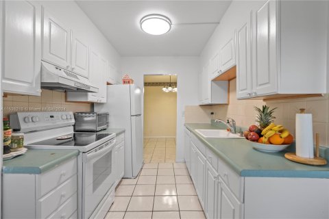 Condo in Tamarac, Florida, 2 bedrooms  № 1017591 - photo 10