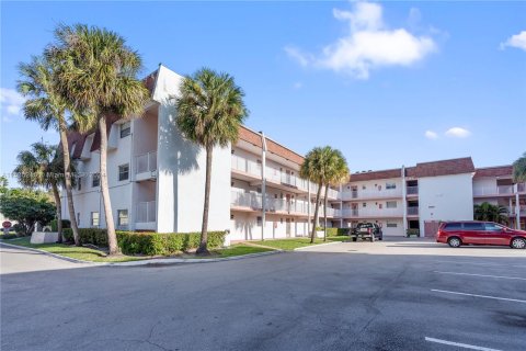 Condo in Tamarac, Florida, 2 bedrooms  № 1017591 - photo 1