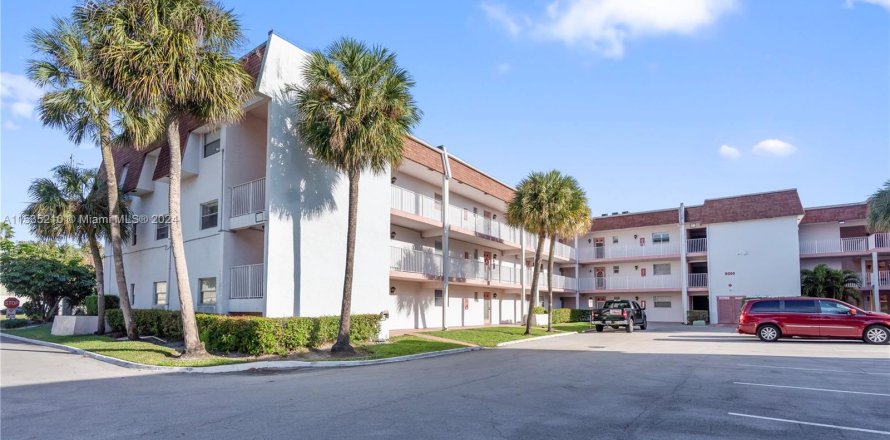 Condo in Tamarac, Florida, 2 bedrooms  № 1017591