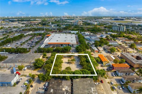 Commercial property in Hialeah, Florida № 1206184 - photo 1