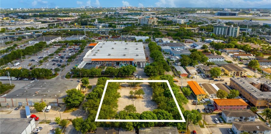 Commercial property in Hialeah, Florida № 1206184