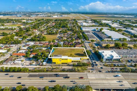 Commercial property in Miami Gardens, Florida № 1206186 - photo 1