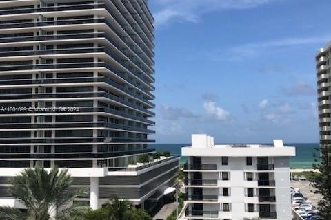 Condo in Miami Beach, Florida, 1 bedroom  № 1037707 - photo 1