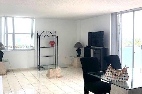 Condo in Miami Beach, Florida, 1 bedroom  № 1037707 - photo 6