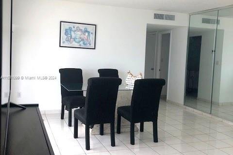 Condo in Miami Beach, Florida, 1 bedroom  № 1037707 - photo 4