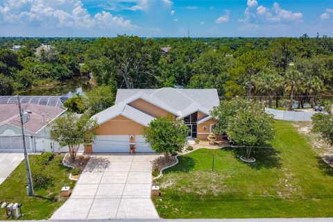 Villa ou maison à vendre à North Port, Floride: 3 chambres, 198.16 m2 № 1268374 - photo 2