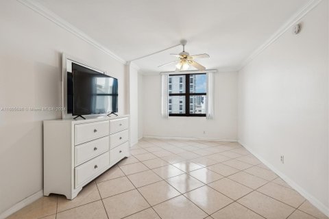 Condo in Miami Beach, Florida, 2 bedrooms  № 1232508 - photo 11