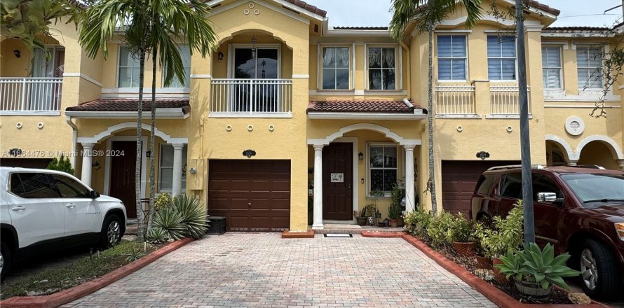 Townhouse in Miami, Florida 3 bedrooms, 164.9 sq.m. № 1377589