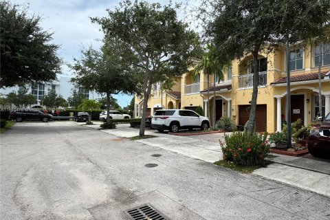 Townhouse in Miami, Florida 3 bedrooms, 164.9 sq.m. № 1377589 - photo 2