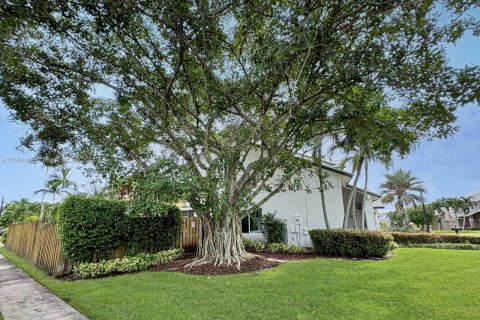 House in Sunrise, Florida 4 bedrooms, 173.36 sq.m. № 1377590 - photo 2