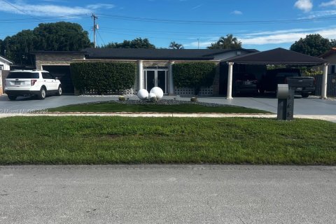 House in Hialeah, Florida 3 bedrooms № 1377587 - photo 1