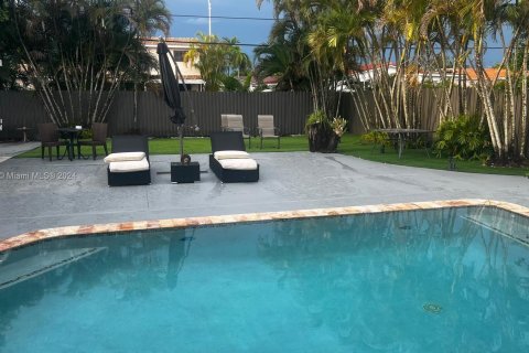 Casa en venta en Hialeah, Florida, 3 dormitorios № 1377587 - foto 12