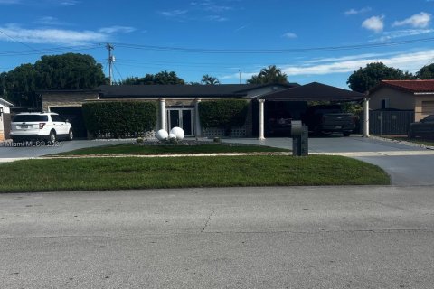 House in Hialeah, Florida 3 bedrooms № 1377587 - photo 2