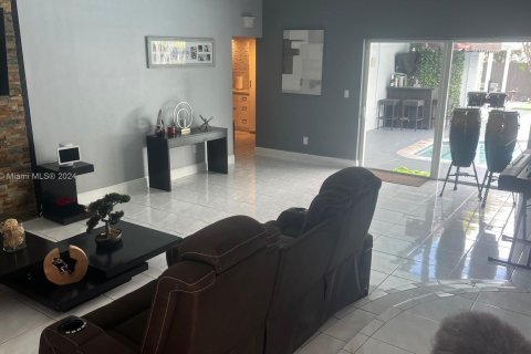 Casa en venta en Hialeah, Florida, 3 dormitorios № 1377587 - foto 4