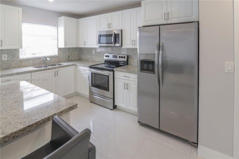 House in Fort Lauderdale, Florida 3 bedrooms, 110.74 sq.m. № 1331692 - photo 16