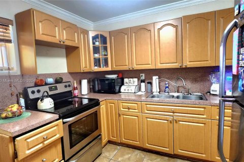 Condo in Hialeah, Florida, 1 bedroom  № 1398324 - photo 3